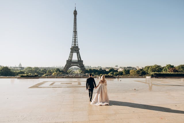 Ehepaar vor Eiffelturm