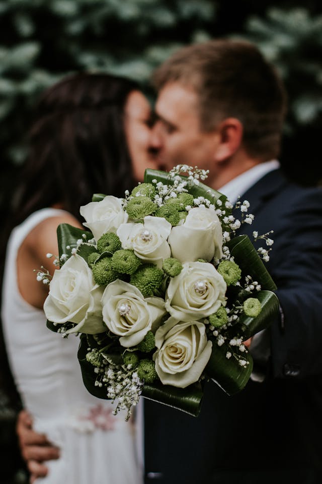 Ehepaar am Hochzeitstag mit Blumen